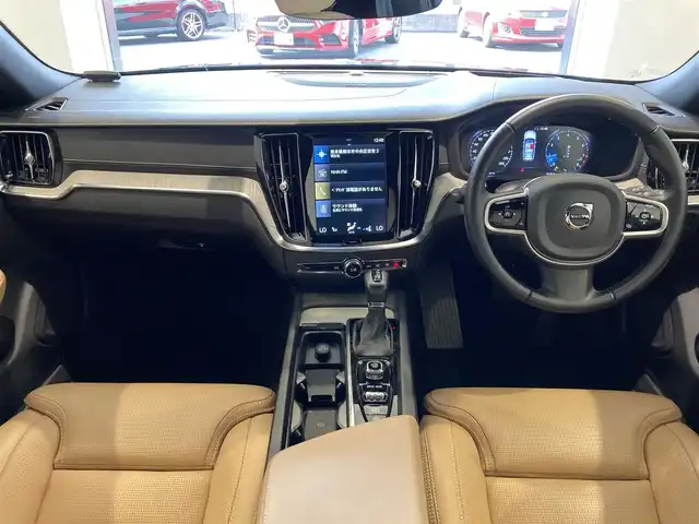 ボルボ Ｖ６０ T5 インスクリプション 熊本県 2018(平30)年 1.9万km オニキスブラックP ・スマートキー/・プッシュスタート/・パノラマサンルーフ/・City Safety/・レーンキープエイド/・ロードサインインフォメーション/・ドライバーアラート/・ハイビームアシスト/・パークアシスト/・クロストラフィックアラート/・アクティブ・ベンディング・ライト/・衝突回避/・クルーズコントロール(追従式)/・茶革シート/・前席パワーシート/・前席シートヒーター＆エアシート/・純正メモリナビ/　【CD・BT・USB・AppleCarPlay・AndroidAuto】/・harman/kardonサウンドシステム/・フルセグTV/・全方位カメラ/・ETC/・ヘッドアップディスプレイ/・パワーバックドア/・LEDヘッドランプ/・LEDフォグランプ/・純正マット/・保証書/取説