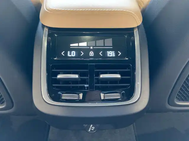 ボルボ Ｖ６０ T5 インスクリプション 熊本県 2018(平30)年 1.9万km オニキスブラックP ・スマートキー/・プッシュスタート/・パノラマサンルーフ/・City Safety/・レーンキープエイド/・ロードサインインフォメーション/・ドライバーアラート/・ハイビームアシスト/・パークアシスト/・クロストラフィックアラート/・アクティブ・ベンディング・ライト/・衝突回避/・クルーズコントロール(追従式)/・茶革シート/・前席パワーシート/・前席シートヒーター＆エアシート/・純正メモリナビ/　【CD・BT・USB・AppleCarPlay・AndroidAuto】/・harman/kardonサウンドシステム/・フルセグTV/・全方位カメラ/・ETC/・ヘッドアップディスプレイ/・パワーバックドア/・LEDヘッドランプ/・LEDフォグランプ/・純正マット/・保証書/取説