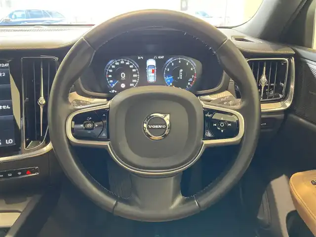ボルボ Ｖ６０ T5 インスクリプション 熊本県 2018(平30)年 1.9万km オニキスブラックP ・スマートキー/・プッシュスタート/・パノラマサンルーフ/・City Safety/・レーンキープエイド/・ロードサインインフォメーション/・ドライバーアラート/・ハイビームアシスト/・パークアシスト/・クロストラフィックアラート/・アクティブ・ベンディング・ライト/・衝突回避/・クルーズコントロール(追従式)/・茶革シート/・前席パワーシート/・前席シートヒーター＆エアシート/・純正メモリナビ/　【CD・BT・USB・AppleCarPlay・AndroidAuto】/・harman/kardonサウンドシステム/・フルセグTV/・全方位カメラ/・ETC/・ヘッドアップディスプレイ/・パワーバックドア/・LEDヘッドランプ/・LEDフォグランプ/・純正マット/・保証書/取説