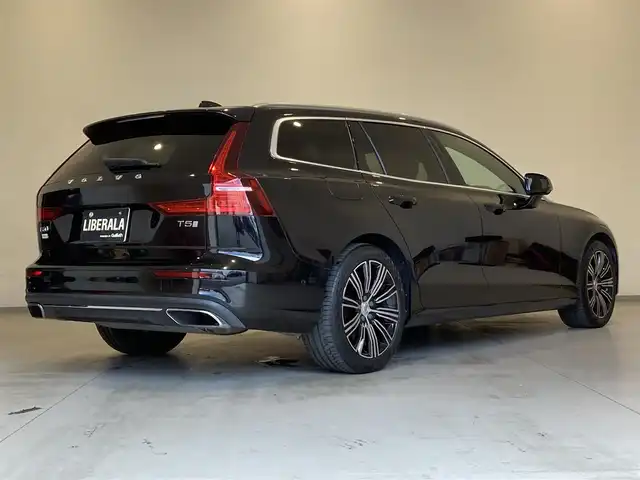 ボルボ Ｖ６０ T5 インスクリプション 熊本県 2018(平30)年 1.9万km オニキスブラックP ・スマートキー/・プッシュスタート/・パノラマサンルーフ/・City Safety/・レーンキープエイド/・ロードサインインフォメーション/・ドライバーアラート/・ハイビームアシスト/・パークアシスト/・クロストラフィックアラート/・アクティブ・ベンディング・ライト/・衝突回避/・クルーズコントロール(追従式)/・茶革シート/・前席パワーシート/・前席シートヒーター＆エアシート/・純正メモリナビ/　【CD・BT・USB・AppleCarPlay・AndroidAuto】/・harman/kardonサウンドシステム/・フルセグTV/・全方位カメラ/・ETC/・ヘッドアップディスプレイ/・パワーバックドア/・LEDヘッドランプ/・LEDフォグランプ/・純正マット/・保証書/取説