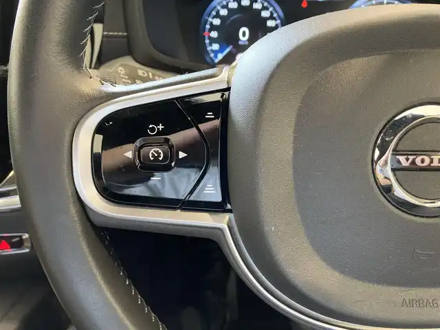 ボルボ Ｖ６０ T5 インスクリプション 熊本県 2018(平30)年 1.9万km オニキスブラックP ・スマートキー/・プッシュスタート/・パノラマサンルーフ/・City Safety/・レーンキープエイド/・ロードサインインフォメーション/・ドライバーアラート/・ハイビームアシスト/・パークアシスト/・クロストラフィックアラート/・アクティブ・ベンディング・ライト/・衝突回避/・クルーズコントロール(追従式)/・茶革シート/・前席パワーシート/・前席シートヒーター＆エアシート/・純正メモリナビ/　【CD・BT・USB・AppleCarPlay・AndroidAuto】/・harman/kardonサウンドシステム/・フルセグTV/・全方位カメラ/・ETC/・ヘッドアップディスプレイ/・パワーバックドア/・LEDヘッドランプ/・LEDフォグランプ/・純正マット/・保証書/取説