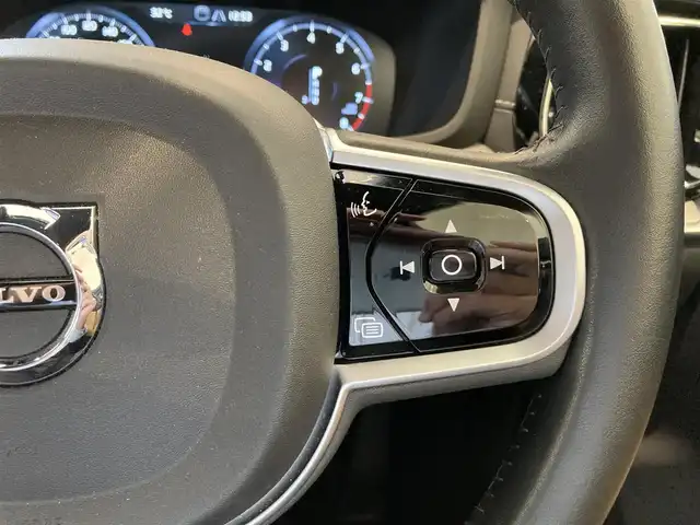 ボルボ Ｖ６０ T5 インスクリプション 熊本県 2018(平30)年 1.9万km オニキスブラックP ・スマートキー/・プッシュスタート/・パノラマサンルーフ/・City Safety/・レーンキープエイド/・ロードサインインフォメーション/・ドライバーアラート/・ハイビームアシスト/・パークアシスト/・クロストラフィックアラート/・アクティブ・ベンディング・ライト/・衝突回避/・クルーズコントロール(追従式)/・茶革シート/・前席パワーシート/・前席シートヒーター＆エアシート/・純正メモリナビ/　【CD・BT・USB・AppleCarPlay・AndroidAuto】/・harman/kardonサウンドシステム/・フルセグTV/・全方位カメラ/・ETC/・ヘッドアップディスプレイ/・パワーバックドア/・LEDヘッドランプ/・LEDフォグランプ/・純正マット/・保証書/取説