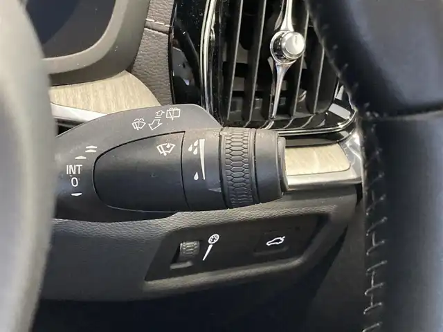 ボルボ Ｖ６０ T5 インスクリプション 熊本県 2018(平30)年 1.9万km オニキスブラックP ・スマートキー/・プッシュスタート/・パノラマサンルーフ/・City Safety/・レーンキープエイド/・ロードサインインフォメーション/・ドライバーアラート/・ハイビームアシスト/・パークアシスト/・クロストラフィックアラート/・アクティブ・ベンディング・ライト/・衝突回避/・クルーズコントロール(追従式)/・茶革シート/・前席パワーシート/・前席シートヒーター＆エアシート/・純正メモリナビ/　【CD・BT・USB・AppleCarPlay・AndroidAuto】/・harman/kardonサウンドシステム/・フルセグTV/・全方位カメラ/・ETC/・ヘッドアップディスプレイ/・パワーバックドア/・LEDヘッドランプ/・LEDフォグランプ/・純正マット/・保証書/取説