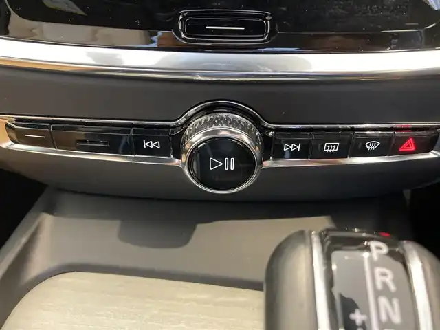 ボルボ Ｖ６０ T5 インスクリプション 熊本県 2018(平30)年 1.9万km オニキスブラックP ・スマートキー/・プッシュスタート/・パノラマサンルーフ/・City Safety/・レーンキープエイド/・ロードサインインフォメーション/・ドライバーアラート/・ハイビームアシスト/・パークアシスト/・クロストラフィックアラート/・アクティブ・ベンディング・ライト/・衝突回避/・クルーズコントロール(追従式)/・茶革シート/・前席パワーシート/・前席シートヒーター＆エアシート/・純正メモリナビ/　【CD・BT・USB・AppleCarPlay・AndroidAuto】/・harman/kardonサウンドシステム/・フルセグTV/・全方位カメラ/・ETC/・ヘッドアップディスプレイ/・パワーバックドア/・LEDヘッドランプ/・LEDフォグランプ/・純正マット/・保証書/取説