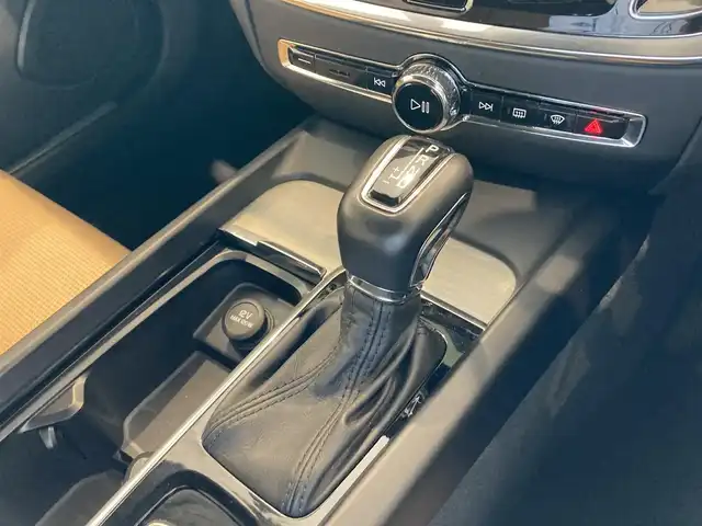 ボルボ Ｖ６０ T5 インスクリプション 熊本県 2018(平30)年 1.9万km オニキスブラックP ・スマートキー/・プッシュスタート/・パノラマサンルーフ/・City Safety/・レーンキープエイド/・ロードサインインフォメーション/・ドライバーアラート/・ハイビームアシスト/・パークアシスト/・クロストラフィックアラート/・アクティブ・ベンディング・ライト/・衝突回避/・クルーズコントロール(追従式)/・茶革シート/・前席パワーシート/・前席シートヒーター＆エアシート/・純正メモリナビ/　【CD・BT・USB・AppleCarPlay・AndroidAuto】/・harman/kardonサウンドシステム/・フルセグTV/・全方位カメラ/・ETC/・ヘッドアップディスプレイ/・パワーバックドア/・LEDヘッドランプ/・LEDフォグランプ/・純正マット/・保証書/取説