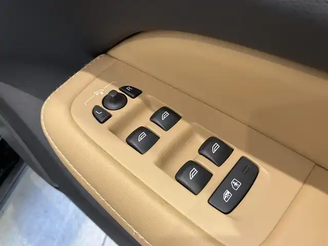 ボルボ Ｖ６０ T5 インスクリプション 熊本県 2018(平30)年 1.9万km オニキスブラックP ・スマートキー/・プッシュスタート/・パノラマサンルーフ/・City Safety/・レーンキープエイド/・ロードサインインフォメーション/・ドライバーアラート/・ハイビームアシスト/・パークアシスト/・クロストラフィックアラート/・アクティブ・ベンディング・ライト/・衝突回避/・クルーズコントロール(追従式)/・茶革シート/・前席パワーシート/・前席シートヒーター＆エアシート/・純正メモリナビ/　【CD・BT・USB・AppleCarPlay・AndroidAuto】/・harman/kardonサウンドシステム/・フルセグTV/・全方位カメラ/・ETC/・ヘッドアップディスプレイ/・パワーバックドア/・LEDヘッドランプ/・LEDフォグランプ/・純正マット/・保証書/取説