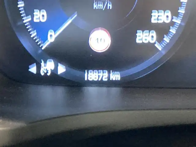 ボルボ Ｖ６０ T5 インスクリプション 熊本県 2018(平30)年 1.9万km オニキスブラックP ・スマートキー/・プッシュスタート/・パノラマサンルーフ/・City Safety/・レーンキープエイド/・ロードサインインフォメーション/・ドライバーアラート/・ハイビームアシスト/・パークアシスト/・クロストラフィックアラート/・アクティブ・ベンディング・ライト/・衝突回避/・クルーズコントロール(追従式)/・茶革シート/・前席パワーシート/・前席シートヒーター＆エアシート/・純正メモリナビ/　【CD・BT・USB・AppleCarPlay・AndroidAuto】/・harman/kardonサウンドシステム/・フルセグTV/・全方位カメラ/・ETC/・ヘッドアップディスプレイ/・パワーバックドア/・LEDヘッドランプ/・LEDフォグランプ/・純正マット/・保証書/取説