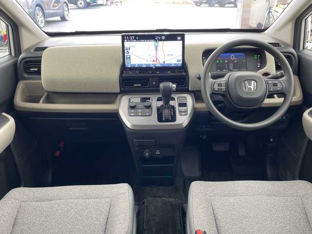 ホンダ フリード ハイブリット e:HEV AIR 兵庫県 2024(令6)年 0.8万km プラチナホワイトパール ・ホンダセンシング/・衝突軽減ブレーキ/・先行車発進お知らせ/・アダプティブクルーズコントロール/・路外逸脱抑制システ機能/・アダプティブクルーズコントロール/・車線維持支援システム/・誤発進抑制機能/・トラフィックジャムアシスト/・歩行者事故低減ステアリング/・後方誤発進抑制機能/・近距離衝突軽減ブレーキ/・パーキングセンサーシステム/・後退出庫サポート/・オートハイビーム/・純正11.4型SDナビ＆フルセグ＆BT＆USB＆DVD/・バックカメラ/・両側パワースライドドア/・純正フロアマット/・スマートキー/・プッシュスタート/・LEDヘッドライト/・オートライト/・ビルトインETC/・電子パーキング/・オートホールド