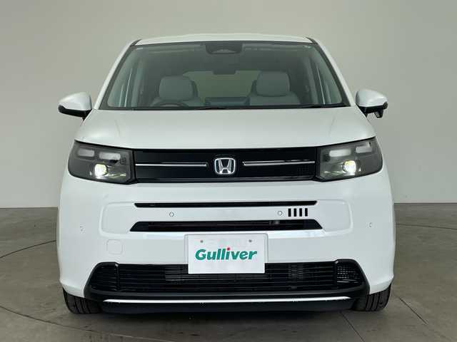 ホンダ フリード ハイブリット e:HEV AIR 兵庫県 2024(令6)年 0.8万km プラチナホワイトパール ・ホンダセンシング/・衝突軽減ブレーキ/・先行車発進お知らせ/・アダプティブクルーズコントロール/・路外逸脱抑制システ機能/・アダプティブクルーズコントロール/・車線維持支援システム/・誤発進抑制機能/・トラフィックジャムアシスト/・歩行者事故低減ステアリング/・後方誤発進抑制機能/・近距離衝突軽減ブレーキ/・パーキングセンサーシステム/・後退出庫サポート/・オートハイビーム/・純正11.4型SDナビ＆フルセグ＆BT＆USB＆DVD/・バックカメラ/・両側パワースライドドア/・純正フロアマット/・スマートキー/・プッシュスタート/・LEDヘッドライト/・オートライト/・ビルトインETC/・電子パーキング/・オートホールド