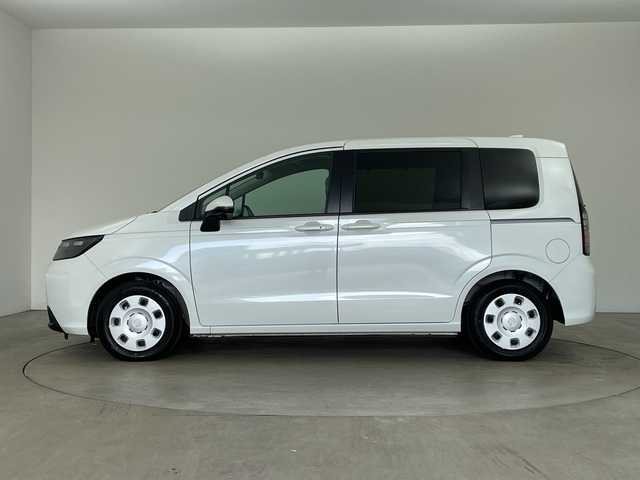 ホンダ フリード ハイブリット e:HEV AIR 兵庫県 2024(令6)年 0.8万km プラチナホワイトパール ・ホンダセンシング/・衝突軽減ブレーキ/・先行車発進お知らせ/・アダプティブクルーズコントロール/・路外逸脱抑制システ機能/・アダプティブクルーズコントロール/・車線維持支援システム/・誤発進抑制機能/・トラフィックジャムアシスト/・歩行者事故低減ステアリング/・後方誤発進抑制機能/・近距離衝突軽減ブレーキ/・パーキングセンサーシステム/・後退出庫サポート/・オートハイビーム/・純正11.4型SDナビ＆フルセグ＆BT＆USB＆DVD/・バックカメラ/・両側パワースライドドア/・純正フロアマット/・スマートキー/・プッシュスタート/・LEDヘッドライト/・オートライト/・ビルトインETC/・電子パーキング/・オートホールド