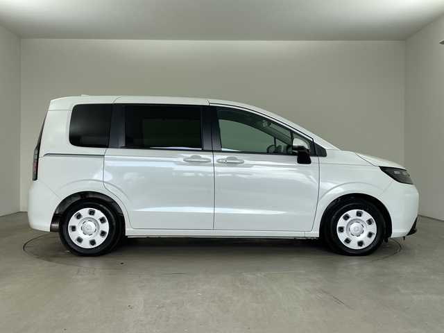 ホンダ フリード ハイブリット e:HEV AIR 兵庫県 2024(令6)年 0.8万km プラチナホワイトパール ・ホンダセンシング/・衝突軽減ブレーキ/・先行車発進お知らせ/・アダプティブクルーズコントロール/・路外逸脱抑制システ機能/・アダプティブクルーズコントロール/・車線維持支援システム/・誤発進抑制機能/・トラフィックジャムアシスト/・歩行者事故低減ステアリング/・後方誤発進抑制機能/・近距離衝突軽減ブレーキ/・パーキングセンサーシステム/・後退出庫サポート/・オートハイビーム/・純正11.4型SDナビ＆フルセグ＆BT＆USB＆DVD/・バックカメラ/・両側パワースライドドア/・純正フロアマット/・スマートキー/・プッシュスタート/・LEDヘッドライト/・オートライト/・ビルトインETC/・電子パーキング/・オートホールド