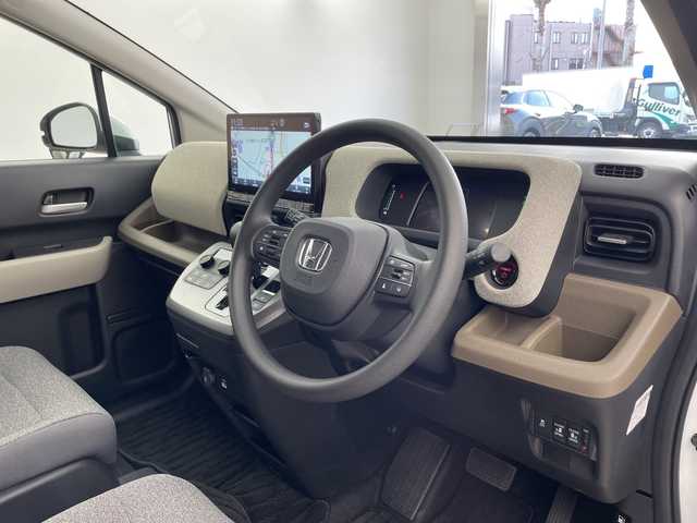 ホンダ フリード ハイブリット e:HEV AIR 兵庫県 2024(令6)年 0.8万km プラチナホワイトパール ・ホンダセンシング/・衝突軽減ブレーキ/・先行車発進お知らせ/・アダプティブクルーズコントロール/・路外逸脱抑制システ機能/・アダプティブクルーズコントロール/・車線維持支援システム/・誤発進抑制機能/・トラフィックジャムアシスト/・歩行者事故低減ステアリング/・後方誤発進抑制機能/・近距離衝突軽減ブレーキ/・パーキングセンサーシステム/・後退出庫サポート/・オートハイビーム/・純正11.4型SDナビ＆フルセグ＆BT＆USB＆DVD/・バックカメラ/・両側パワースライドドア/・純正フロアマット/・スマートキー/・プッシュスタート/・LEDヘッドライト/・オートライト/・ビルトインETC/・電子パーキング/・オートホールド