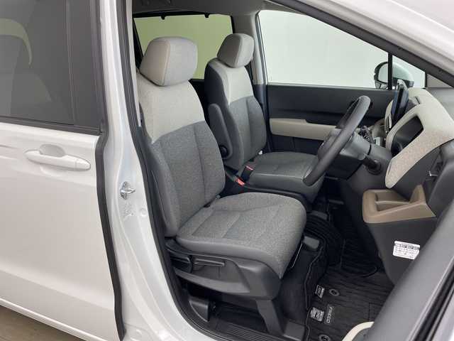 ホンダ フリード ハイブリット e:HEV AIR 兵庫県 2024(令6)年 0.8万km プラチナホワイトパール ・ホンダセンシング/・衝突軽減ブレーキ/・先行車発進お知らせ/・アダプティブクルーズコントロール/・路外逸脱抑制システ機能/・アダプティブクルーズコントロール/・車線維持支援システム/・誤発進抑制機能/・トラフィックジャムアシスト/・歩行者事故低減ステアリング/・後方誤発進抑制機能/・近距離衝突軽減ブレーキ/・パーキングセンサーシステム/・後退出庫サポート/・オートハイビーム/・純正11.4型SDナビ＆フルセグ＆BT＆USB＆DVD/・バックカメラ/・両側パワースライドドア/・純正フロアマット/・スマートキー/・プッシュスタート/・LEDヘッドライト/・オートライト/・ビルトインETC/・電子パーキング/・オートホールド