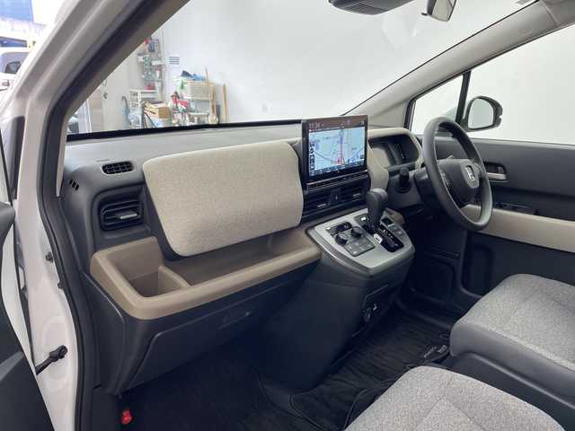 ホンダ フリード ハイブリット e:HEV AIR 兵庫県 2024(令6)年 0.8万km プラチナホワイトパール ・ホンダセンシング/・衝突軽減ブレーキ/・先行車発進お知らせ/・アダプティブクルーズコントロール/・路外逸脱抑制システ機能/・アダプティブクルーズコントロール/・車線維持支援システム/・誤発進抑制機能/・トラフィックジャムアシスト/・歩行者事故低減ステアリング/・後方誤発進抑制機能/・近距離衝突軽減ブレーキ/・パーキングセンサーシステム/・後退出庫サポート/・オートハイビーム/・純正11.4型SDナビ＆フルセグ＆BT＆USB＆DVD/・バックカメラ/・両側パワースライドドア/・純正フロアマット/・スマートキー/・プッシュスタート/・LEDヘッドライト/・オートライト/・ビルトインETC/・電子パーキング/・オートホールド