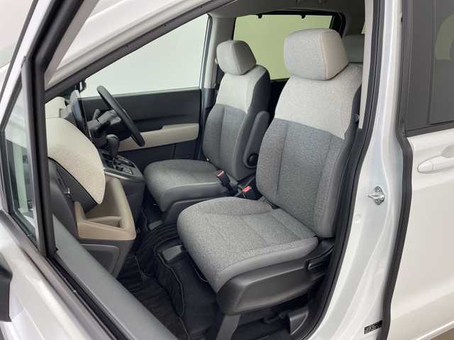 ホンダ フリード ハイブリット e:HEV AIR 兵庫県 2024(令6)年 0.8万km プラチナホワイトパール ・ホンダセンシング/・衝突軽減ブレーキ/・先行車発進お知らせ/・アダプティブクルーズコントロール/・路外逸脱抑制システ機能/・アダプティブクルーズコントロール/・車線維持支援システム/・誤発進抑制機能/・トラフィックジャムアシスト/・歩行者事故低減ステアリング/・後方誤発進抑制機能/・近距離衝突軽減ブレーキ/・パーキングセンサーシステム/・後退出庫サポート/・オートハイビーム/・純正11.4型SDナビ＆フルセグ＆BT＆USB＆DVD/・バックカメラ/・両側パワースライドドア/・純正フロアマット/・スマートキー/・プッシュスタート/・LEDヘッドライト/・オートライト/・ビルトインETC/・電子パーキング/・オートホールド