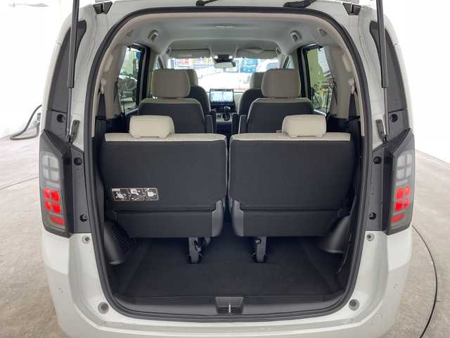 ホンダ フリード ハイブリット e:HEV AIR 兵庫県 2024(令6)年 0.8万km プラチナホワイトパール ・ホンダセンシング/・衝突軽減ブレーキ/・先行車発進お知らせ/・アダプティブクルーズコントロール/・路外逸脱抑制システ機能/・アダプティブクルーズコントロール/・車線維持支援システム/・誤発進抑制機能/・トラフィックジャムアシスト/・歩行者事故低減ステアリング/・後方誤発進抑制機能/・近距離衝突軽減ブレーキ/・パーキングセンサーシステム/・後退出庫サポート/・オートハイビーム/・純正11.4型SDナビ＆フルセグ＆BT＆USB＆DVD/・バックカメラ/・両側パワースライドドア/・純正フロアマット/・スマートキー/・プッシュスタート/・LEDヘッドライト/・オートライト/・ビルトインETC/・電子パーキング/・オートホールド