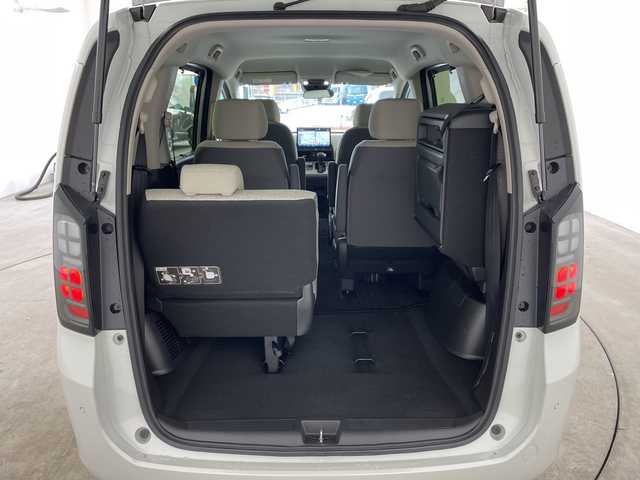 ホンダ フリード ハイブリット e:HEV AIR 兵庫県 2024(令6)年 0.8万km プラチナホワイトパール ・ホンダセンシング/・衝突軽減ブレーキ/・先行車発進お知らせ/・アダプティブクルーズコントロール/・路外逸脱抑制システ機能/・アダプティブクルーズコントロール/・車線維持支援システム/・誤発進抑制機能/・トラフィックジャムアシスト/・歩行者事故低減ステアリング/・後方誤発進抑制機能/・近距離衝突軽減ブレーキ/・パーキングセンサーシステム/・後退出庫サポート/・オートハイビーム/・純正11.4型SDナビ＆フルセグ＆BT＆USB＆DVD/・バックカメラ/・両側パワースライドドア/・純正フロアマット/・スマートキー/・プッシュスタート/・LEDヘッドライト/・オートライト/・ビルトインETC/・電子パーキング/・オートホールド