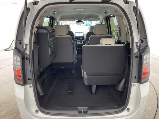 ホンダ フリード ハイブリット e:HEV AIR 兵庫県 2024(令6)年 0.8万km プラチナホワイトパール ・ホンダセンシング/・衝突軽減ブレーキ/・先行車発進お知らせ/・アダプティブクルーズコントロール/・路外逸脱抑制システ機能/・アダプティブクルーズコントロール/・車線維持支援システム/・誤発進抑制機能/・トラフィックジャムアシスト/・歩行者事故低減ステアリング/・後方誤発進抑制機能/・近距離衝突軽減ブレーキ/・パーキングセンサーシステム/・後退出庫サポート/・オートハイビーム/・純正11.4型SDナビ＆フルセグ＆BT＆USB＆DVD/・バックカメラ/・両側パワースライドドア/・純正フロアマット/・スマートキー/・プッシュスタート/・LEDヘッドライト/・オートライト/・ビルトインETC/・電子パーキング/・オートホールド