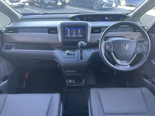 ホンダ フリード G ホンダセンシング 東京都 2020(令2)年 5.6万km プラチナホワイトパール ホンダセンシング/・衝突軽減ブレーキ/・路外逸脱抑制機能/・車線維持支援システム/・アダプティブクルーズコントロール/・誤発進抑制機能/純正メモリナビ（VXM-204VFi)/（ＣＤ/DVD/Bluetooth/USB/フルセグＴＶ）/バックカメラ/両側電動スライド/ＥＴＣ/プッシュスタート/シートヒーター/純正フロアマット/スマートキー