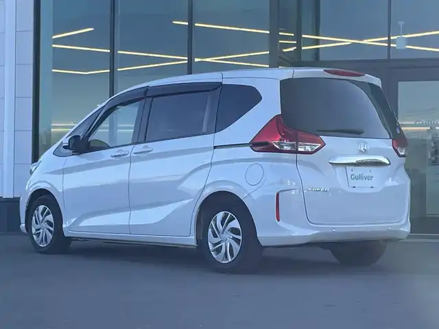 ホンダ フリード G ホンダセンシング 東京都 2020(令2)年 5.6万km プラチナホワイトパール ホンダセンシング/・衝突軽減ブレーキ/・路外逸脱抑制機能/・車線維持支援システム/・アダプティブクルーズコントロール/・誤発進抑制機能/純正メモリナビ（VXM-204VFi)/（ＣＤ/DVD/Bluetooth/USB/フルセグＴＶ）/バックカメラ/両側電動スライド/ＥＴＣ/プッシュスタート/シートヒーター/純正フロアマット/スマートキー