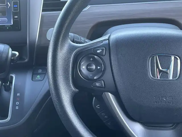 ホンダ フリード G ホンダセンシング 東京都 2020(令2)年 5.6万km プラチナホワイトパール ホンダセンシング/・衝突軽減ブレーキ/・路外逸脱抑制機能/・車線維持支援システム/・アダプティブクルーズコントロール/・誤発進抑制機能/純正メモリナビ（VXM-204VFi)/（ＣＤ/DVD/Bluetooth/USB/フルセグＴＶ）/バックカメラ/両側電動スライド/ＥＴＣ/プッシュスタート/シートヒーター/純正フロアマット/スマートキー