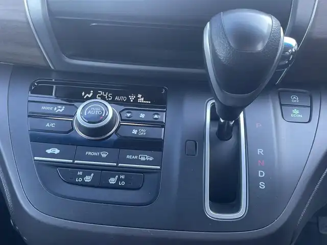 ホンダ フリード G ホンダセンシング 東京都 2020(令2)年 5.6万km プラチナホワイトパール ホンダセンシング/・衝突軽減ブレーキ/・路外逸脱抑制機能/・車線維持支援システム/・アダプティブクルーズコントロール/・誤発進抑制機能/純正メモリナビ（VXM-204VFi)/（ＣＤ/DVD/Bluetooth/USB/フルセグＴＶ）/バックカメラ/両側電動スライド/ＥＴＣ/プッシュスタート/シートヒーター/純正フロアマット/スマートキー