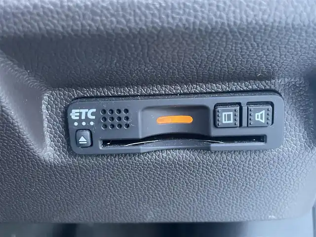 ホンダ フリード G ホンダセンシング 東京都 2020(令2)年 5.6万km プラチナホワイトパール ホンダセンシング/・衝突軽減ブレーキ/・路外逸脱抑制機能/・車線維持支援システム/・アダプティブクルーズコントロール/・誤発進抑制機能/純正メモリナビ（VXM-204VFi)/（ＣＤ/DVD/Bluetooth/USB/フルセグＴＶ）/バックカメラ/両側電動スライド/ＥＴＣ/プッシュスタート/シートヒーター/純正フロアマット/スマートキー