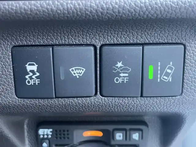 ホンダ フリード G ホンダセンシング 東京都 2020(令2)年 5.6万km プラチナホワイトパール ホンダセンシング/・衝突軽減ブレーキ/・路外逸脱抑制機能/・車線維持支援システム/・アダプティブクルーズコントロール/・誤発進抑制機能/純正メモリナビ（VXM-204VFi)/（ＣＤ/DVD/Bluetooth/USB/フルセグＴＶ）/バックカメラ/両側電動スライド/ＥＴＣ/プッシュスタート/シートヒーター/純正フロアマット/スマートキー