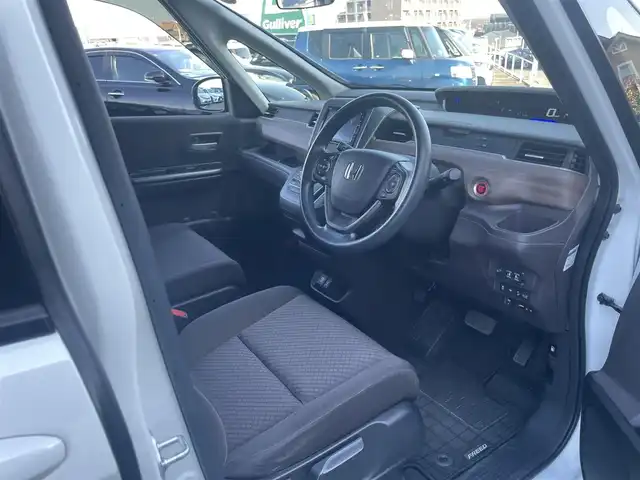 ホンダ フリード G ホンダセンシング 東京都 2020(令2)年 5.6万km プラチナホワイトパール ホンダセンシング/・衝突軽減ブレーキ/・路外逸脱抑制機能/・車線維持支援システム/・アダプティブクルーズコントロール/・誤発進抑制機能/純正メモリナビ（VXM-204VFi)/（ＣＤ/DVD/Bluetooth/USB/フルセグＴＶ）/バックカメラ/両側電動スライド/ＥＴＣ/プッシュスタート/シートヒーター/純正フロアマット/スマートキー