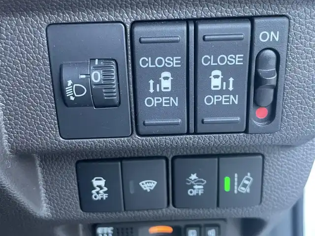 ホンダ フリード G ホンダセンシング 東京都 2020(令2)年 5.6万km プラチナホワイトパール ホンダセンシング/・衝突軽減ブレーキ/・路外逸脱抑制機能/・車線維持支援システム/・アダプティブクルーズコントロール/・誤発進抑制機能/純正メモリナビ（VXM-204VFi)/（ＣＤ/DVD/Bluetooth/USB/フルセグＴＶ）/バックカメラ/両側電動スライド/ＥＴＣ/プッシュスタート/シートヒーター/純正フロアマット/スマートキー