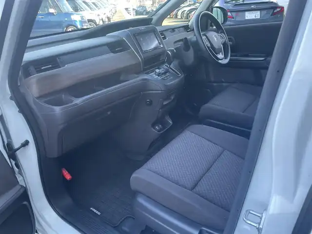 ホンダ フリード G ホンダセンシング 東京都 2020(令2)年 5.6万km プラチナホワイトパール ホンダセンシング/・衝突軽減ブレーキ/・路外逸脱抑制機能/・車線維持支援システム/・アダプティブクルーズコントロール/・誤発進抑制機能/純正メモリナビ（VXM-204VFi)/（ＣＤ/DVD/Bluetooth/USB/フルセグＴＶ）/バックカメラ/両側電動スライド/ＥＴＣ/プッシュスタート/シートヒーター/純正フロアマット/スマートキー