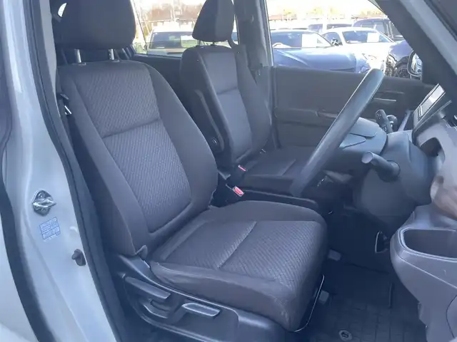 ホンダ フリード G ホンダセンシング 東京都 2020(令2)年 5.6万km プラチナホワイトパール ホンダセンシング/・衝突軽減ブレーキ/・路外逸脱抑制機能/・車線維持支援システム/・アダプティブクルーズコントロール/・誤発進抑制機能/純正メモリナビ（VXM-204VFi)/（ＣＤ/DVD/Bluetooth/USB/フルセグＴＶ）/バックカメラ/両側電動スライド/ＥＴＣ/プッシュスタート/シートヒーター/純正フロアマット/スマートキー