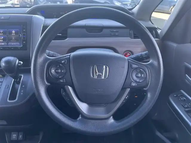 ホンダ フリード G ホンダセンシング 東京都 2020(令2)年 5.6万km プラチナホワイトパール ホンダセンシング/・衝突軽減ブレーキ/・路外逸脱抑制機能/・車線維持支援システム/・アダプティブクルーズコントロール/・誤発進抑制機能/純正メモリナビ（VXM-204VFi)/（ＣＤ/DVD/Bluetooth/USB/フルセグＴＶ）/バックカメラ/両側電動スライド/ＥＴＣ/プッシュスタート/シートヒーター/純正フロアマット/スマートキー