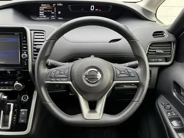 日産 セレナ ハイウェイスター Vセレクション 福岡県 2017(平29)年 4.9万km ブリリアントホワイトパール 純正9型SDナビ(フルセグTV/CD/DVD/BT)アラウンドビューモニタープロパイロットエマージェンシーブレーキ/コーナーセンサー両側パワスラドラレコETCデジタルインナーミラーUSBポート純正LEDヘッドライト純正フロアマット純正16インチアルミホイールスマートキープッシュスタート