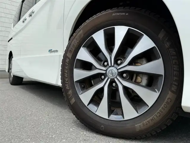 日産 セレナ ハイウェイスター Vセレクション 福岡県 2017(平29)年 4.9万km ブリリアントホワイトパール 純正9型SDナビ(フルセグTV/CD/DVD/BT)アラウンドビューモニタープロパイロットエマージェンシーブレーキ/コーナーセンサー両側パワスラドラレコETCデジタルインナーミラーUSBポート純正LEDヘッドライト純正フロアマット純正16インチアルミホイールスマートキープッシュスタート