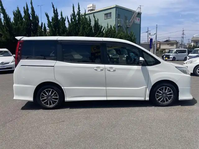 トヨタ ノア Si 和歌山県 2014(平26)年 13.6万km ホワイトパールクリスタルシャイン (株)IDOMが運営する【じしゃロン和歌山店】の自社ローン専用車両になります。こちらは現金またはオートローンご利用時の価格です。自社ローンご希望の方は別途その旨お申付け下さい/【じしゃロン個店占有の為　落札禁止】/純正9インチナビ/Bluetooth接続/フルセグTV/ETC/バックカメラ/純正後部座席モニター/アイドリングストップ/モデリスタエアロ/純正16インチアルミホイール/スペアキー1本/サイドバイザー/取扱説明書