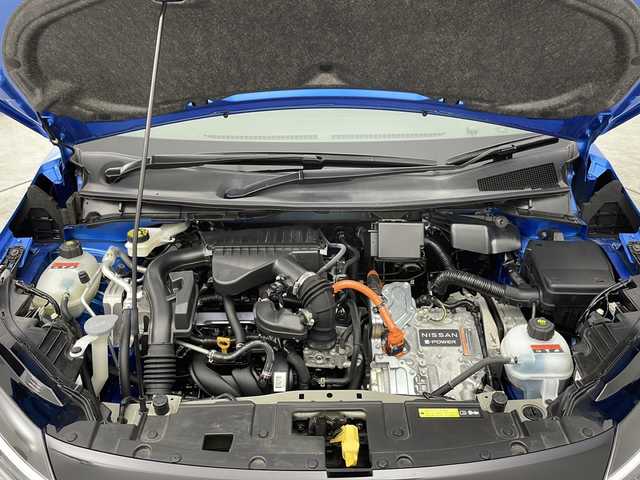 日産 オーラ G レザーエディション 千葉県 2022(令4)年 2.2万km ビビットブルー / スーパーブラック 2トーン プロパイロット/運転支援システム/・エマージェンシーブレーキ/・標識検知機能/・踏み間違い防止アシスト/・車線逸脱警報/・ふらつき警報/・後側方衝突防止支援システム/・後側方車両検知警報/・後退時車両検知機能/純正9ワイドディスプレイ/・BOSEサウンドシステム/・フルセグTV/・Bluetoothオーディオ接続/・CD/DVD再生機能/ブラインドスポットモニター/合皮レザーシート/LEDヘッドライト/デジタルインナーミラー/USBソケット/置くだけ充電