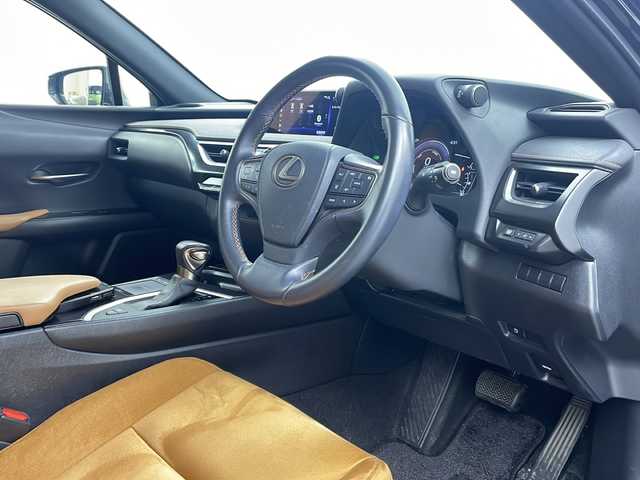 レクサス ＵＸ 250h 栃木県 2020(令2)年 5.5万km グラファイトブラックガラスフレーク 純正SDナビ/（Bluetooth/CD/DVD/Miracast)/衝突軽減ブレーキ/クルーズコントコントロール/レーンキープアシスト/パーキングサポートブレーキ/ETC2.0/バックカメラ/ステアリングスイッチ/純正１７インチアルミホイール/純正フロアマット/電動格納ミラー/横滑り防止機能