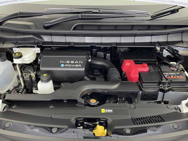 日産 セレナ e－パワー ハイウェイスター V 栃木県 2025(令7)年 0.1千km プリズムホワイト 登録済未使用車/360度セーフティアシスト/12.3型メモリーナビ/ 【AM/FM/USB/BT/フルセグTV】/両側電動スライドドア【サンシェード】/インテリジェントアラウンドビューモニター/インテリジェントルームミラー/ETC2.0/SOSコール/ナビリンク機能付きプロパイロット/・プロパイロット緊急停止支援システム/・インテリジェントエマージェンシーブレーキ/・前方衝突予測警報/・車線逸脱防止支援システム/・後側方車両検知警報/・ふらつき警報/・標識検知機能/・衝突回避ステアリングアシスト/・車線逸脱警報/・後退時車両検知警報/・踏み間違い防止アシスト/ワイヤレス充電器/純正前後ドライブレコーダー/革巻きステアリング【スイッチ】/e-pedal/電子パーキング　オートホールド/デュアルバックドア/プッシュスタート/アダブティブLEDヘッドライト/純正16インチアルミホイール/サイド+カーテンエアバッグ/保証書、取扱説明書/スマートキー×2本