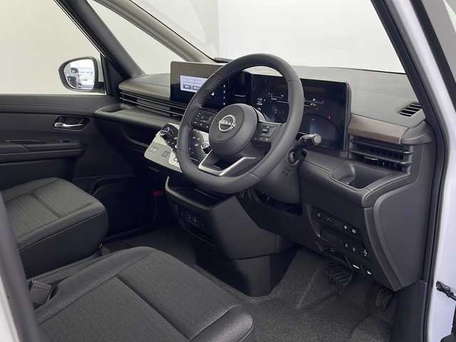 日産 セレナ e－パワー ハイウェイスター V 栃木県 2025(令7)年 0.1千km プリズムホワイト 登録済未使用車/360度セーフティアシスト/12.3型メモリーナビ/ 【AM/FM/USB/BT/フルセグTV】/両側電動スライドドア【サンシェード】/インテリジェントアラウンドビューモニター/インテリジェントルームミラー/ETC2.0/SOSコール/ナビリンク機能付きプロパイロット/・プロパイロット緊急停止支援システム/・インテリジェントエマージェンシーブレーキ/・前方衝突予測警報/・車線逸脱防止支援システム/・後側方車両検知警報/・ふらつき警報/・標識検知機能/・衝突回避ステアリングアシスト/・車線逸脱警報/・後退時車両検知警報/・踏み間違い防止アシスト/ワイヤレス充電器/純正前後ドライブレコーダー/革巻きステアリング【スイッチ】/e-pedal/電子パーキング　オートホールド/デュアルバックドア/プッシュスタート/アダブティブLEDヘッドライト/純正16インチアルミホイール/サイド+カーテンエアバッグ/保証書、取扱説明書/スマートキー×2本