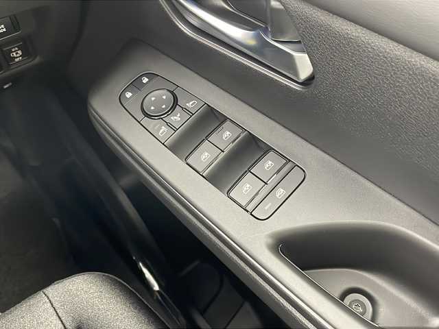 日産 セレナ e－パワー ハイウェイスター V 栃木県 2025(令7)年 0.1千km プリズムホワイト 登録済未使用車/360度セーフティアシスト/12.3型メモリーナビ/ 【AM/FM/USB/BT/フルセグTV】/両側電動スライドドア【サンシェード】/インテリジェントアラウンドビューモニター/インテリジェントルームミラー/ETC2.0/SOSコール/ナビリンク機能付きプロパイロット/・プロパイロット緊急停止支援システム/・インテリジェントエマージェンシーブレーキ/・前方衝突予測警報/・車線逸脱防止支援システム/・後側方車両検知警報/・ふらつき警報/・標識検知機能/・衝突回避ステアリングアシスト/・車線逸脱警報/・後退時車両検知警報/・踏み間違い防止アシスト/ワイヤレス充電器/純正前後ドライブレコーダー/革巻きステアリング【スイッチ】/e-pedal/電子パーキング　オートホールド/デュアルバックドア/プッシュスタート/アダブティブLEDヘッドライト/純正16インチアルミホイール/サイド+カーテンエアバッグ/保証書、取扱説明書/スマートキー×2本