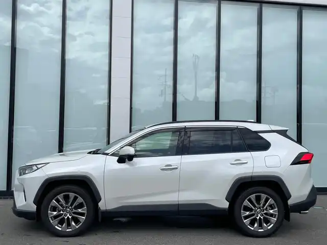 トヨタ ＲＡＶ４ G Zパッケージ 大阪府 2019(令1)年 7.1万km ホワイトパールクリスタルシャイン 純正９インチナビ　/   フルセグＴＶ/Bluetooth/USB　/衝突軽減ブレーキ　/クリアランスソナー/バックモニター　/ブラインドスポットモニター/デジタルインナーモニター　/レーダークルーズコントロール/レーンキープアシスト/オートマチックハイビーム/電動リアゲート　/運転席メモリー付きパワーシート　/前方ドライブレコーダー　/純正19インチアルミホイール/ルーフレール/プッシュスタート/スマートキー　/ＥＴＣ　/ＬＥＤ