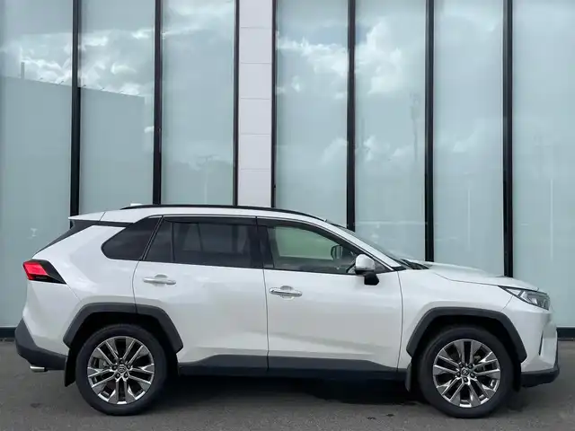 トヨタ ＲＡＶ４ G Zパッケージ 大阪府 2019(令1)年 7.1万km ホワイトパールクリスタルシャイン 純正９インチナビ　/   フルセグＴＶ/Bluetooth/USB　/衝突軽減ブレーキ　/クリアランスソナー/バックモニター　/ブラインドスポットモニター/デジタルインナーモニター　/レーダークルーズコントロール/レーンキープアシスト/オートマチックハイビーム/電動リアゲート　/運転席メモリー付きパワーシート　/前方ドライブレコーダー　/純正19インチアルミホイール/ルーフレール/プッシュスタート/スマートキー　/ＥＴＣ　/ＬＥＤ