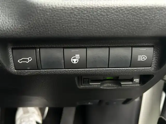トヨタ ＲＡＶ４ G Zパッケージ 大阪府 2019(令1)年 7.1万km ホワイトパールクリスタルシャイン 純正９インチナビ　/   フルセグＴＶ/Bluetooth/USB　/衝突軽減ブレーキ　/クリアランスソナー/バックモニター　/ブラインドスポットモニター/デジタルインナーモニター　/レーダークルーズコントロール/レーンキープアシスト/オートマチックハイビーム/電動リアゲート　/運転席メモリー付きパワーシート　/前方ドライブレコーダー　/純正19インチアルミホイール/ルーフレール/プッシュスタート/スマートキー　/ＥＴＣ　/ＬＥＤ