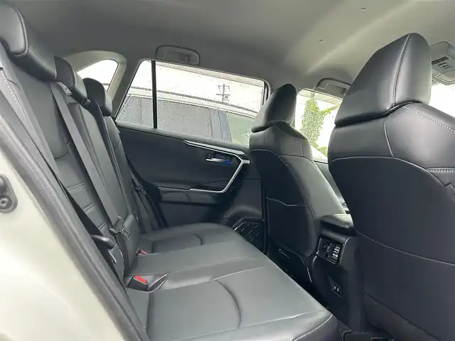 トヨタ ＲＡＶ４ G Zパッケージ 大阪府 2019(令1)年 7.1万km ホワイトパールクリスタルシャイン 純正９インチナビ　/   フルセグＴＶ/Bluetooth/USB　/衝突軽減ブレーキ　/クリアランスソナー/バックモニター　/ブラインドスポットモニター/デジタルインナーモニター　/レーダークルーズコントロール/レーンキープアシスト/オートマチックハイビーム/電動リアゲート　/運転席メモリー付きパワーシート　/前方ドライブレコーダー　/純正19インチアルミホイール/ルーフレール/プッシュスタート/スマートキー　/ＥＴＣ　/ＬＥＤ
