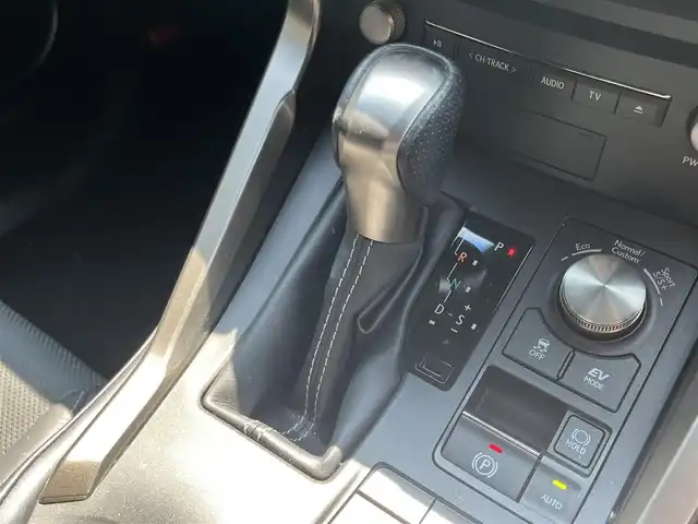 レクサス ＮＸ 300h Fスポーツ 滋賀県 2018(平30)年 7.2万km マーキュリーグレーマイカ 純正ナビ/(CD/DVD/フルセグ/Bluetooth)/パノラミックビューモニター/BSM/レザーシート/シートヒーター/ベンチレーション/パワーシート/ステアリングヒーター/3眼LEDヘッドライト/レーダークルコン/ETC2.0/電動リアゲート/前後ドラレコ/コーナーセンサー/ステアリングスイッチ/スマートキー/プッシュスタート