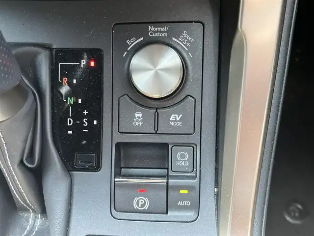 レクサス ＮＸ 300h Fスポーツ 滋賀県 2018(平30)年 7.2万km マーキュリーグレーマイカ 純正ナビ/(CD/DVD/フルセグ/Bluetooth)/パノラミックビューモニター/BSM/レザーシート/シートヒーター/ベンチレーション/パワーシート/ステアリングヒーター/3眼LEDヘッドライト/レーダークルコン/ETC2.0/電動リアゲート/前後ドラレコ/コーナーセンサー/ステアリングスイッチ/スマートキー/プッシュスタート