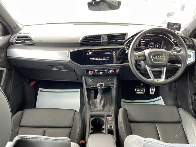 アウディ Ｑ３ SB 35TFSI Sライン 神奈川県 2022(令4)年 2万km デイトナグレーパールエフェクト ワンオーナー/純正ナビ(USB/BT/アップルカープレイ/アンドロイドオート)/全方位カメラ/レーダークルーズコントロール/パドルシフト/Audiドライブセレクト/アダプティブドライブアシスト/接近警告/レーン逸脱警告/サイドアシスト/リヤクロストラフィックアシスト/クリアランスソナー/ダウンヒルアシストコントロール/黒革シート/D/N席シートヒーター/D/N席パワーシート/パワーバックドア/ビルトインETC2.0/前後ドライブレコーダー/GPSレーダー/純正フロアマット/ISOFIX/スペアキー×1/保証書/取扱説明書