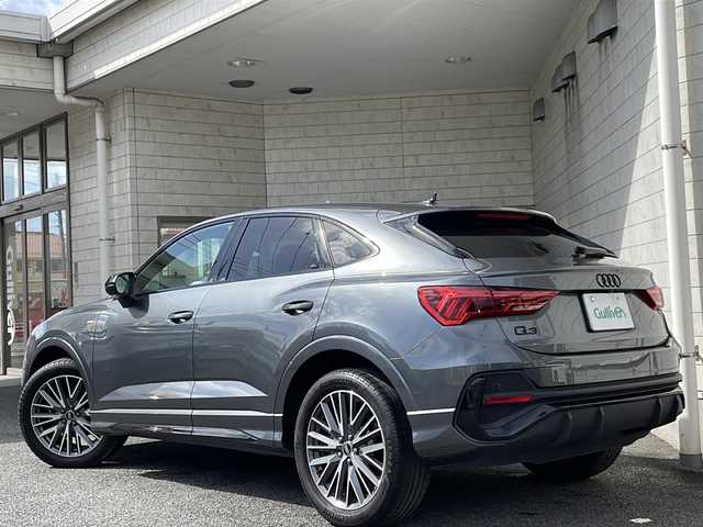アウディ Ｑ３ SB 35TFSI Sライン 神奈川県 2022(令4)年 2万km デイトナグレーパールエフェクト ワンオーナー/純正ナビ(USB/BT/アップルカープレイ/アンドロイドオート)/全方位カメラ/レーダークルーズコントロール/パドルシフト/Audiドライブセレクト/アダプティブドライブアシスト/接近警告/レーン逸脱警告/サイドアシスト/リヤクロストラフィックアシスト/クリアランスソナー/ダウンヒルアシストコントロール/黒革シート/D/N席シートヒーター/D/N席パワーシート/パワーバックドア/ビルトインETC2.0/前後ドライブレコーダー/GPSレーダー/純正フロアマット/ISOFIX/スペアキー×1/保証書/取扱説明書