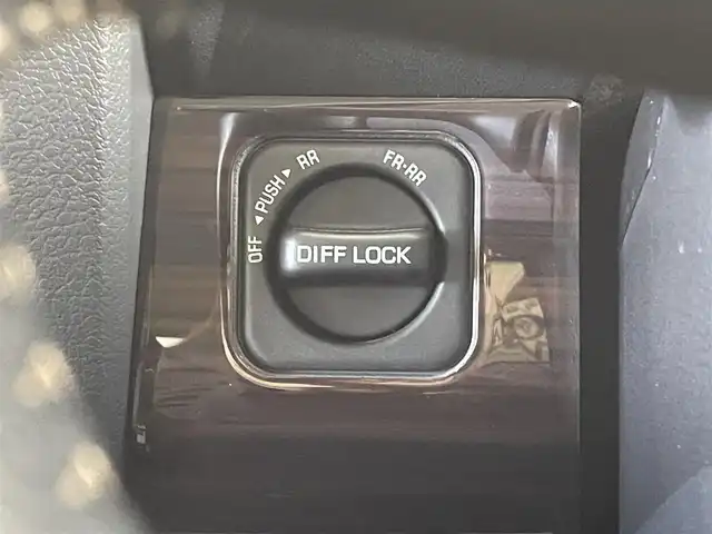 トヨタ ランドクルーザー AX 群馬県 2024(令6)年 0.9万km スーパーホワイトⅡ 純正７インチナビ/・フルセグTV/AM/FM/CD/DVD/BT/SD/－－－－－－－－－/純正ナビ　バックカメラ　クルーズコントロール　衝突軽減　ＪＡＯＳフリントバンパーガーニッシュ／フロントアンダーカバー／リアアンダーカバー　ドライブレコーダー　電動デフロック　ＥＴＣ　４ＷＤ　禁煙車